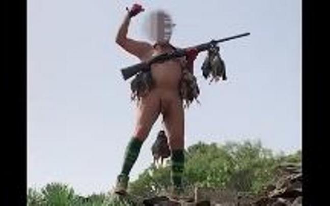 El cazador, en una captura del v&iacute;deo.