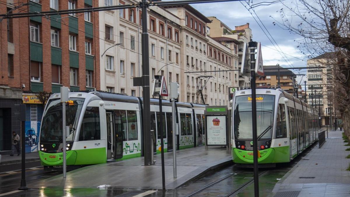 Convoyes del tranvía en la parada de la calle Florida, junto al instituto Ekialdea