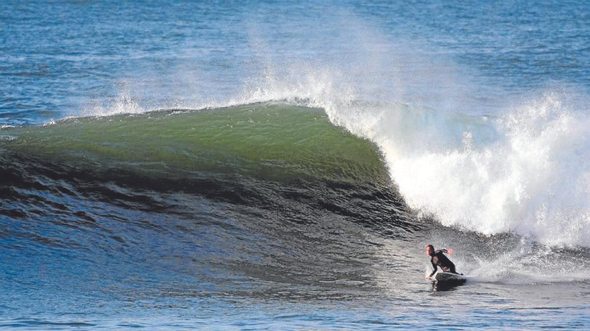 Aketza Sánchez surfeando en el Campeonato de Europa antes del accidente.