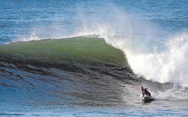 Aketza Sánchez surfeando en el Campeonato de Europa antes del accidente. Aketza Sánchez surfeando en el Campeonato de Europa antes del accidente.