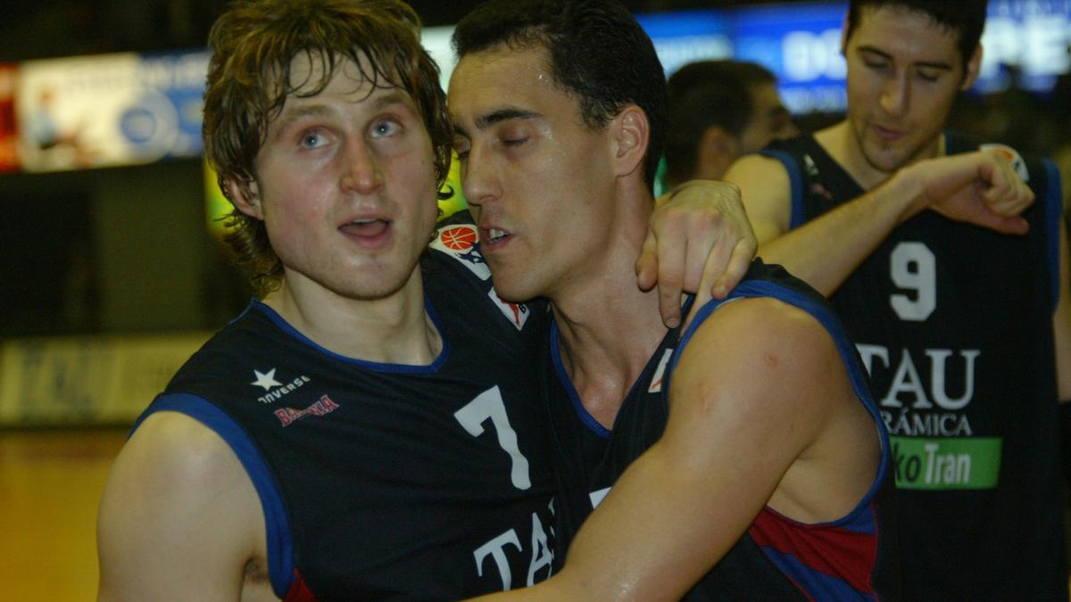 Macijauskas abrazando a Prigioni, ambos del Tau, tras el partido Tau Cerámica - Panathinaikos de la Euroliga