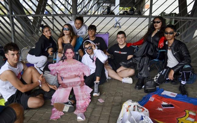 Grupo de amigos canarios esperando a la apertura de pista Grupo de amigos canarios esperando a la apertura de pista