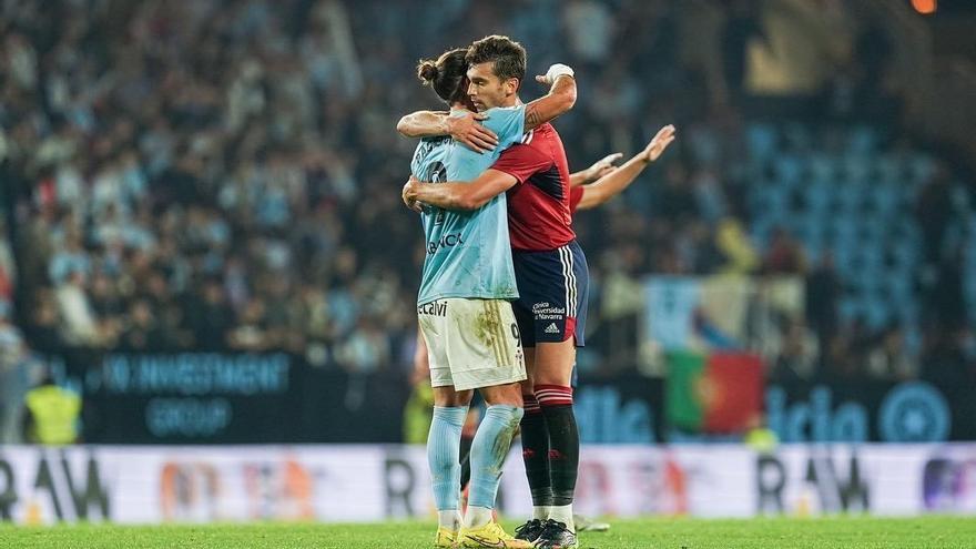 Abrazo entre Lucas Torró y Gonçalo Paciencia, que coincidieron durante dos temporadas en el Eintracht.