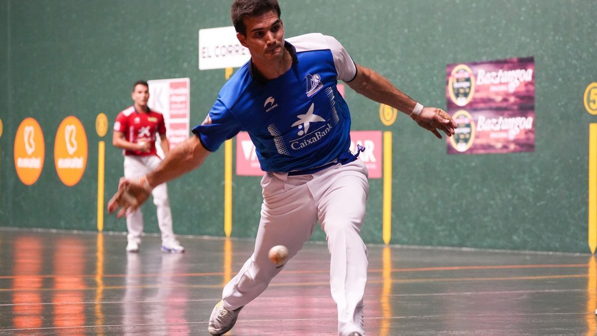 José Javier Zabaleta golpea con la derecha.