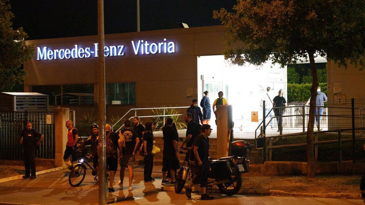 Imagen de archivo de trabajadores en el acceso a la planta de Mercedes-Benz de Vitoria.