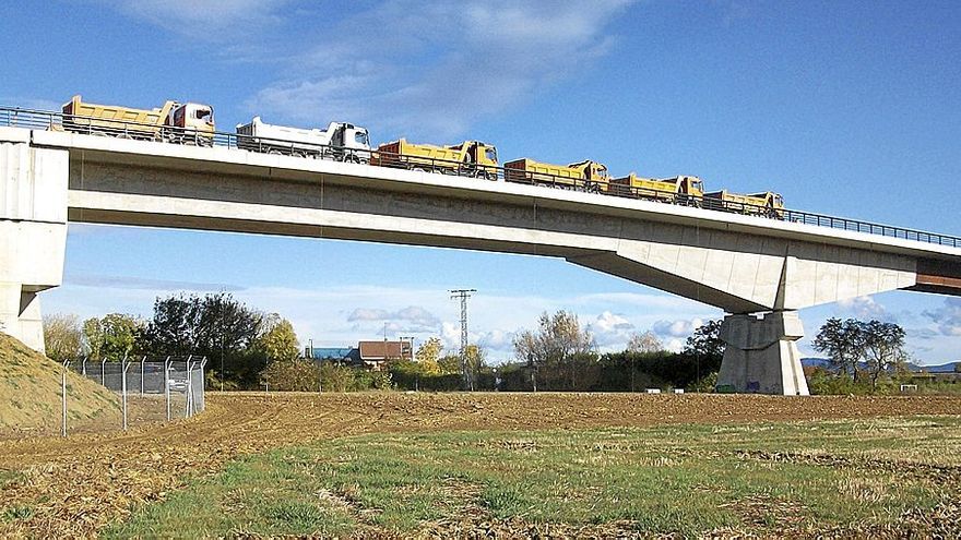 10 años después de esta imagen de la prueba de carga en 2012 del viaducto del Zadorra de la Y vasca, Madrid aprueba la conexión con Burgos. | FOTO: DEIA