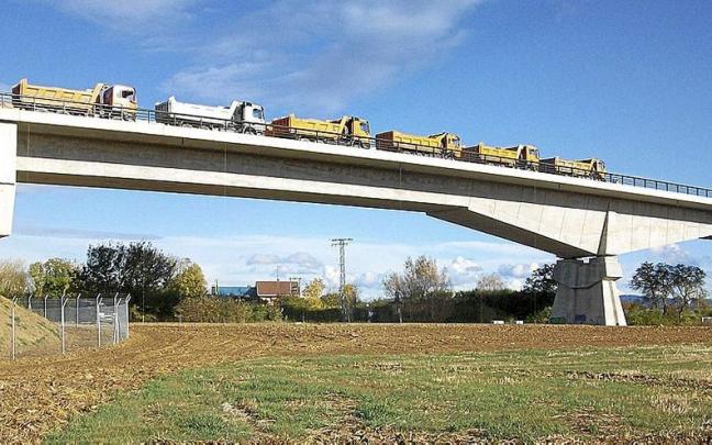 10 años después de esta imagen de la prueba de carga en 2012 del viaducto del Zadorra de la Y vasca, Madrid aprueba la conexión con Burgos. | FOTO: DEIA