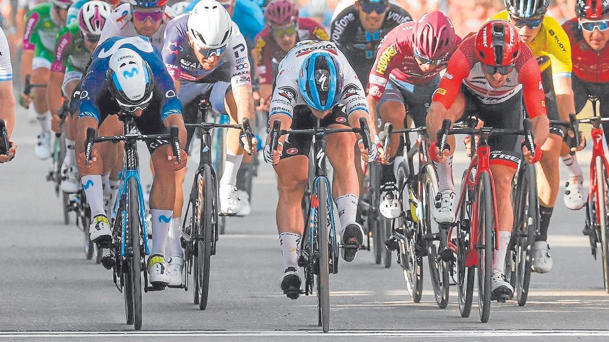Jon Aberasturi, por la derecha de la imagen, peleó con Jakobsen y Gaviria. | FOTO: TREK / SPRINT CYCLING