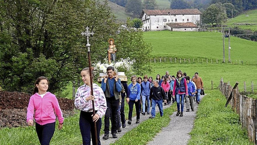 Los vecinos de Ziga trasladan en romería la imagen de la Virgen del Pilar de la iglesia a la ermita de Egozkue.