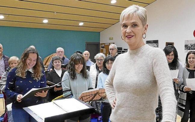 Inma Arroyo Goikoetxea en un receso del último ensayo del concierto conmemorativo del 40 aniversario de Erkudengo Ama Abesbatza.