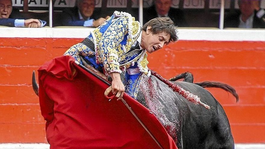 Un pase por detrás arrodillado de Roca Rey.