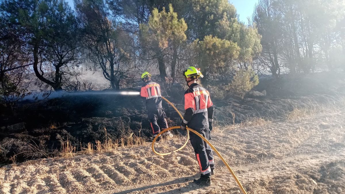 Imagen facilitada por el Gobierno de La Rioja de bomberos trabajando en Berantevilla.