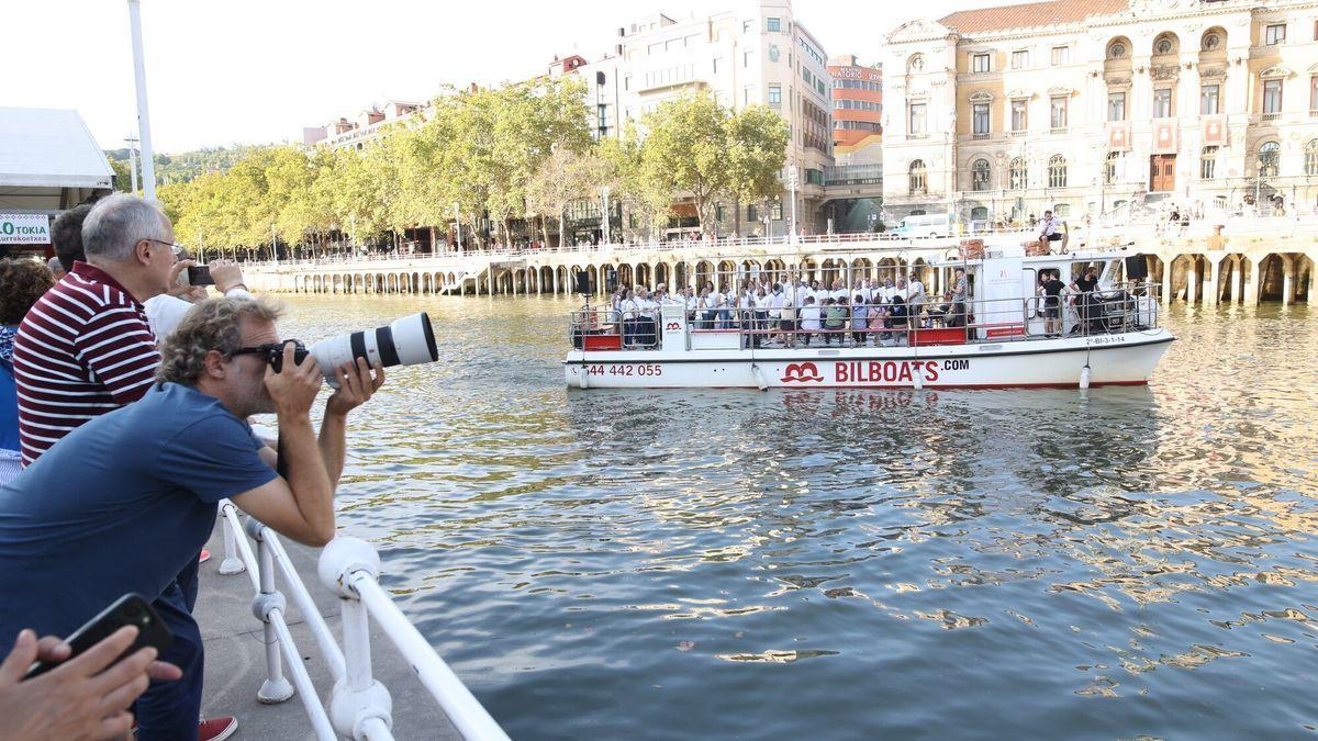 El barco musical a su llegada al consistorio