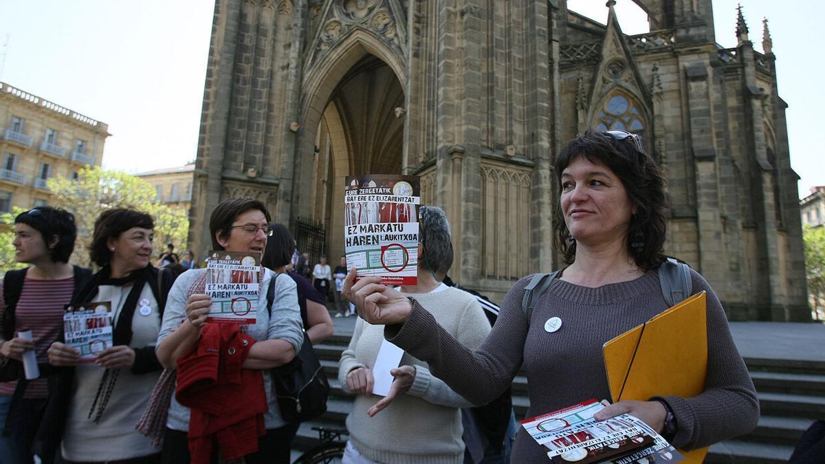 El colectivo por la Laicidad, en una imagen de archivo tomada frente a la Catedral del Buen Pastor de Donostia, muestra su rechazo a la financiación de la Iglesia católica a través del IRPF.