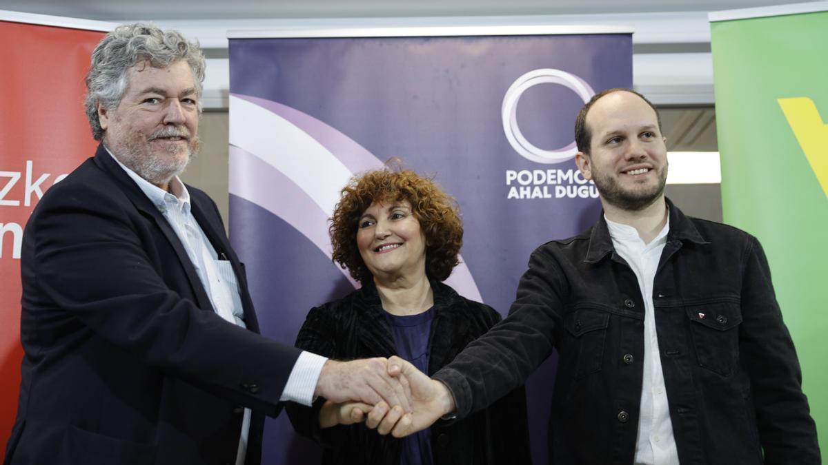 La coordinadora general de Podemos Euskadi, Pilar Garrido, el secretario de Organización de Ezker Anitza-IU, Iñigo Martínez, y el coordinador federal de Alianza Verde, Juantxo López de Uralde.