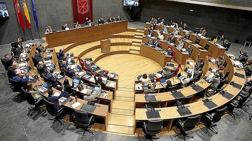 Los parlamentarios durante una votación a mano alzada en un pleno reciente del Parlamento de Navarra.