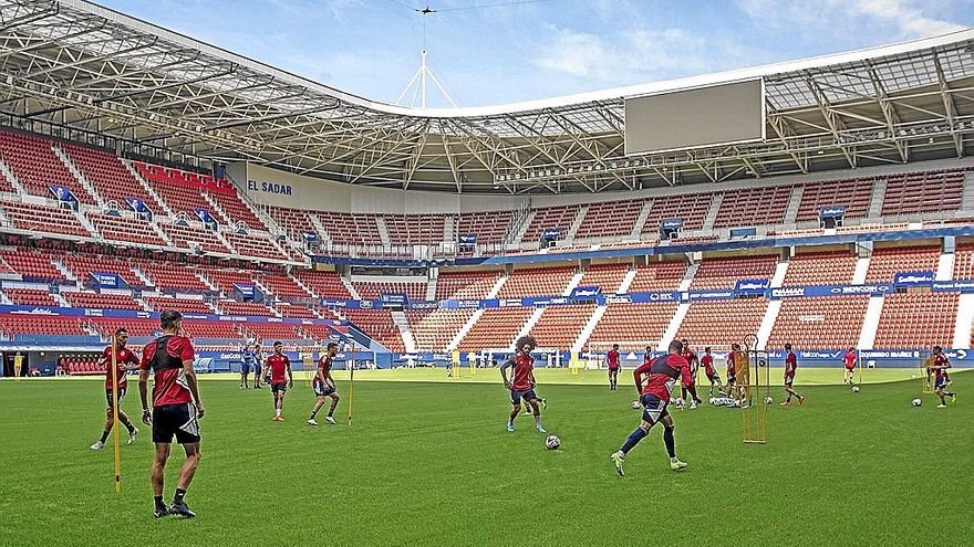 Los jugadores de Osasuna, en el entrenamiento matinal a puerta cerrada en El Sadar.