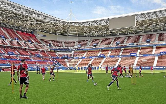 Los jugadores de Osasuna, en el entrenamiento matinal a puerta cerrada en El Sadar.