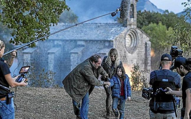 Josean Bengoetxea, Maia Zaitegi y Belén Rueda, en medio del rodaje de una escena. | FOTO: N.G.