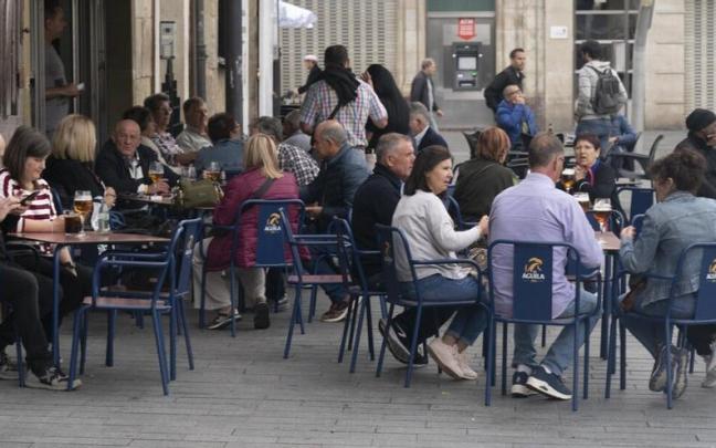 Personas en una terraza en Vitoria