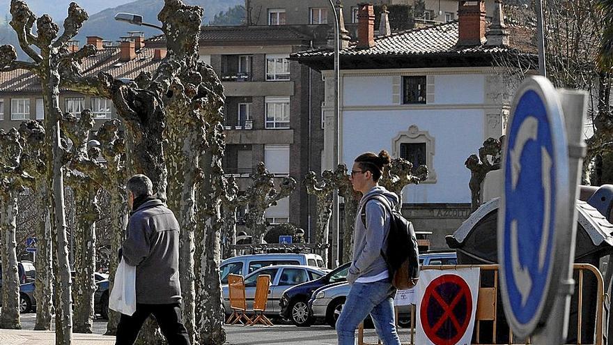 Dos personas en una calle de Azkoitia. | FOTO: JABI LEON