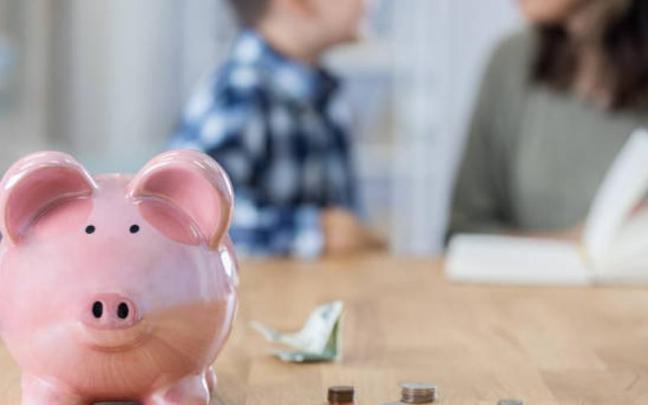 Más de la mitad de los padres dan la paga a sus hijos