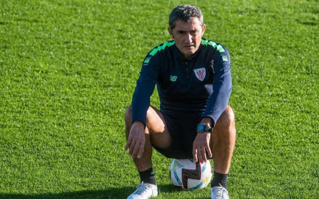 Valverde sigue un entrenamiento en Lezama.