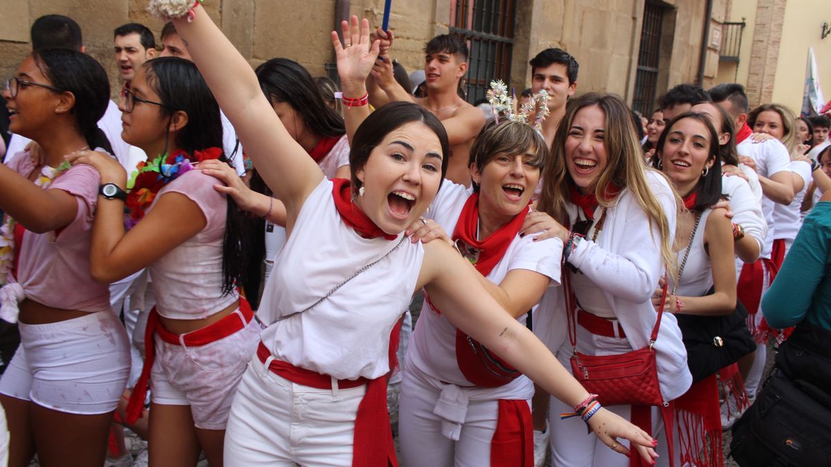 Un grupo de jóvenes instantes después de lanzarse el cohete.
