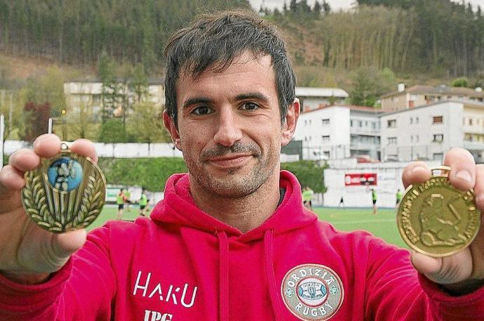 Iñaki Puyadena, en Altamira con las medallas de campeón de la Copa del Rey de 2012 y 2013.