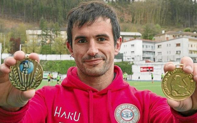 Iñaki Puyadena, en Altamira con las medallas de campeón de la Copa del Rey de 2012 y 2013.