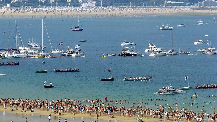 Embarcaciones fondeadas en la bahía de La Concha para ver la celebración de la bandera