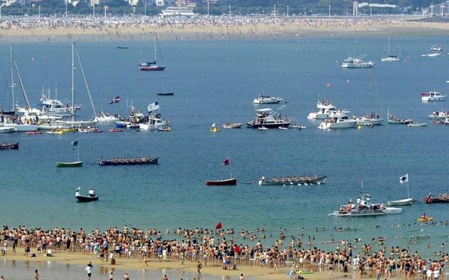 Embarcaciones fondeadas en la bahía de La Concha para ver la celebración de la bandera Embarcaciones fondeadas en la bahía de La Concha para ver la celebración de la bandera