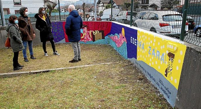 El mural con el lema 'Ederra zara!' que han creado los alumnos de la Academia Municipal de Irun. Foto: N.G.