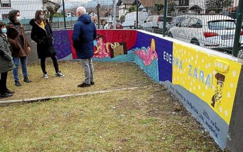 El mural con el lema 'Ederra zara!' que han creado los alumnos de la Academia Municipal de Irun. Foto: N.G.