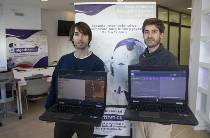 Eduardo Moreno Hermoso y Guillermo Arana Fernández, responsables de la academia Algorithmics Pamplona, en la avenida Juan Pablo II.