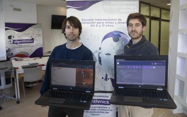 Eduardo Moreno Hermoso y Guillermo Arana Fernández, responsables de la academia Algorithmics Pamplona, en la avenida Juan Pablo II. Eduardo Moreno Hermoso y Guillermo Arana Fernández, responsables de la academia Algorithmics Pamplona, en la avenida Juan Pablo II.