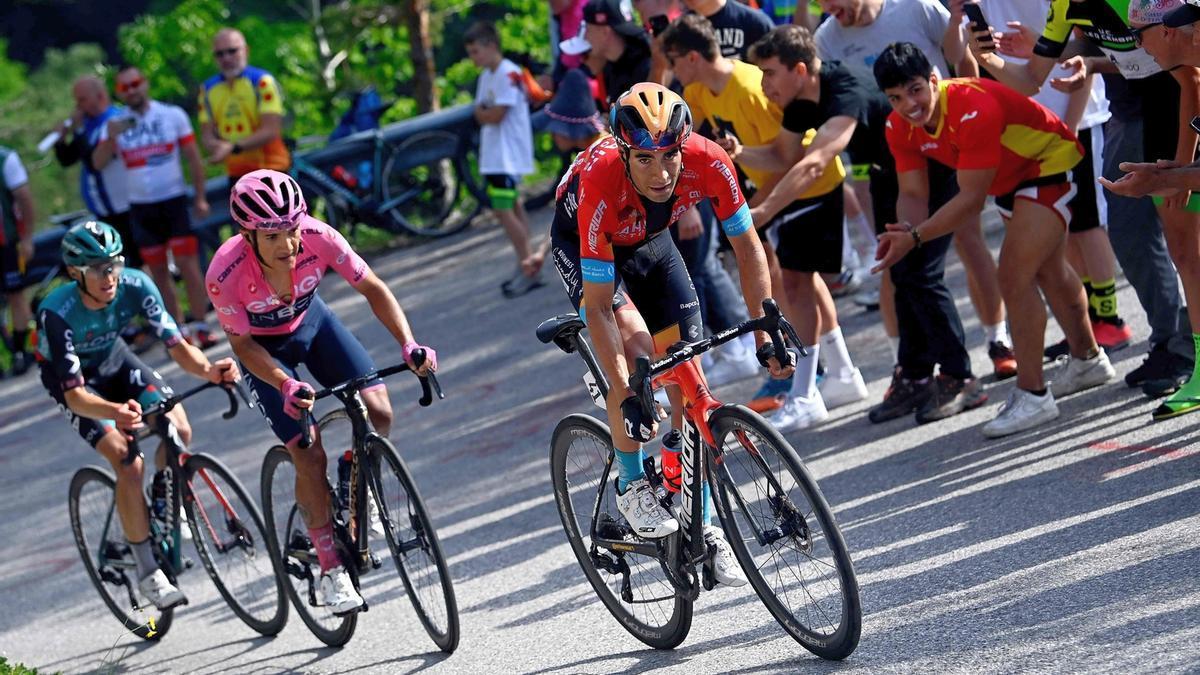 Mikel Landa, durante el pasado Giro de Italia, por delante de Richard Carapaz y Jai Hindley.