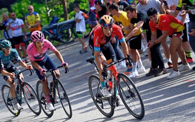 Mikel Landa, durante el pasado Giro de Italia, por delante de Richard Carapaz y Jai Hindley. Mikel Landa, durante el pasado Giro de Italia, por delante de Richard Carapaz y Jai Hindley.