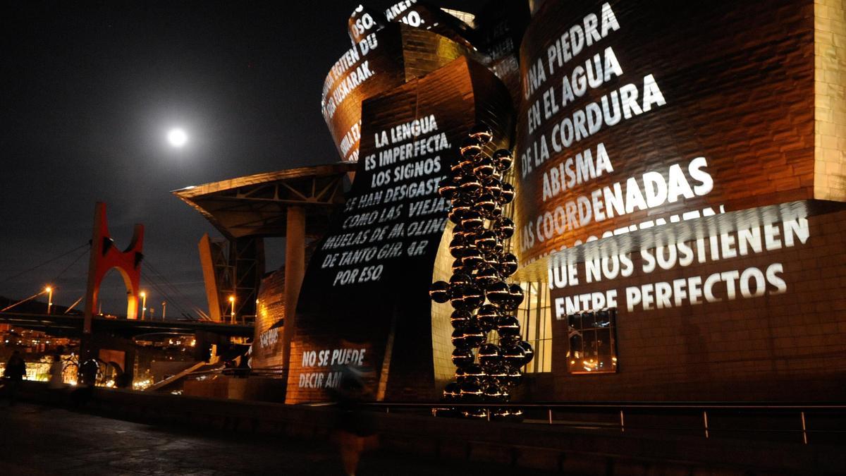 Proyecciones sobre la fachada del museo con frases de 19 artistas seleccionados por Jenny Holzer.