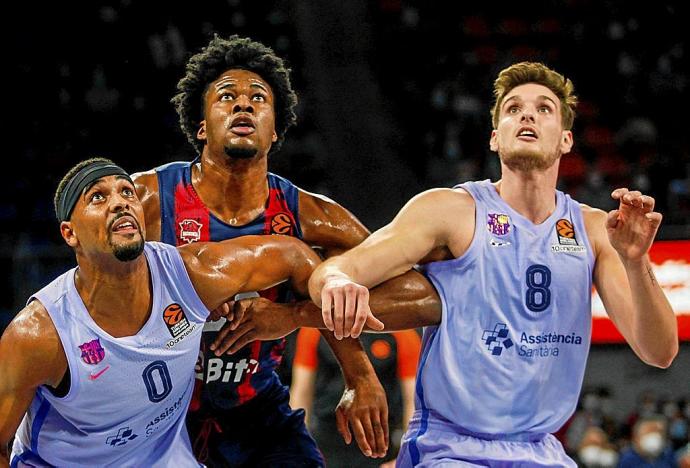 Enoch pelea por la posición con Davies y Martínez en el reciente Baskonia-Barcelona de Euroliga. Foto: Jorge Muñoz