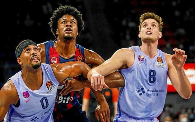 Enoch pelea por la posición con Davies y Martínez en el reciente Baskonia-Barcelona de Euroliga. Foto: Jorge Muñoz