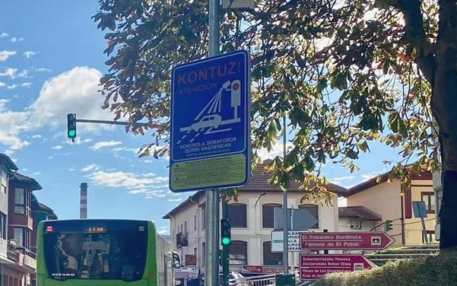 Se&ntilde;al que avisa del radar de sem&aacute;foro.