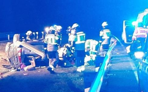 Los servicios sanitarios y los bomberos ayudan a los heridos