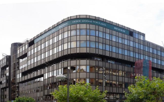 Fachada del edificio donde se ubicaba Caja Navarra y que hoy está en venta. Fachada del edificio donde se ubicaba Caja Navarra y que hoy está en venta.