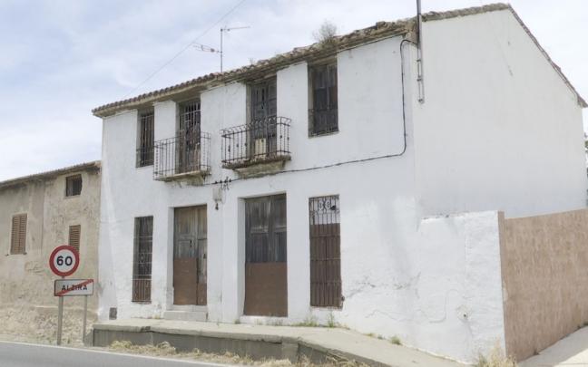 El cuerpo de una mujer fue hallado con varias heridas de arma blanca en una casa aislada del t&eacute;rmino municipal de Alzira.