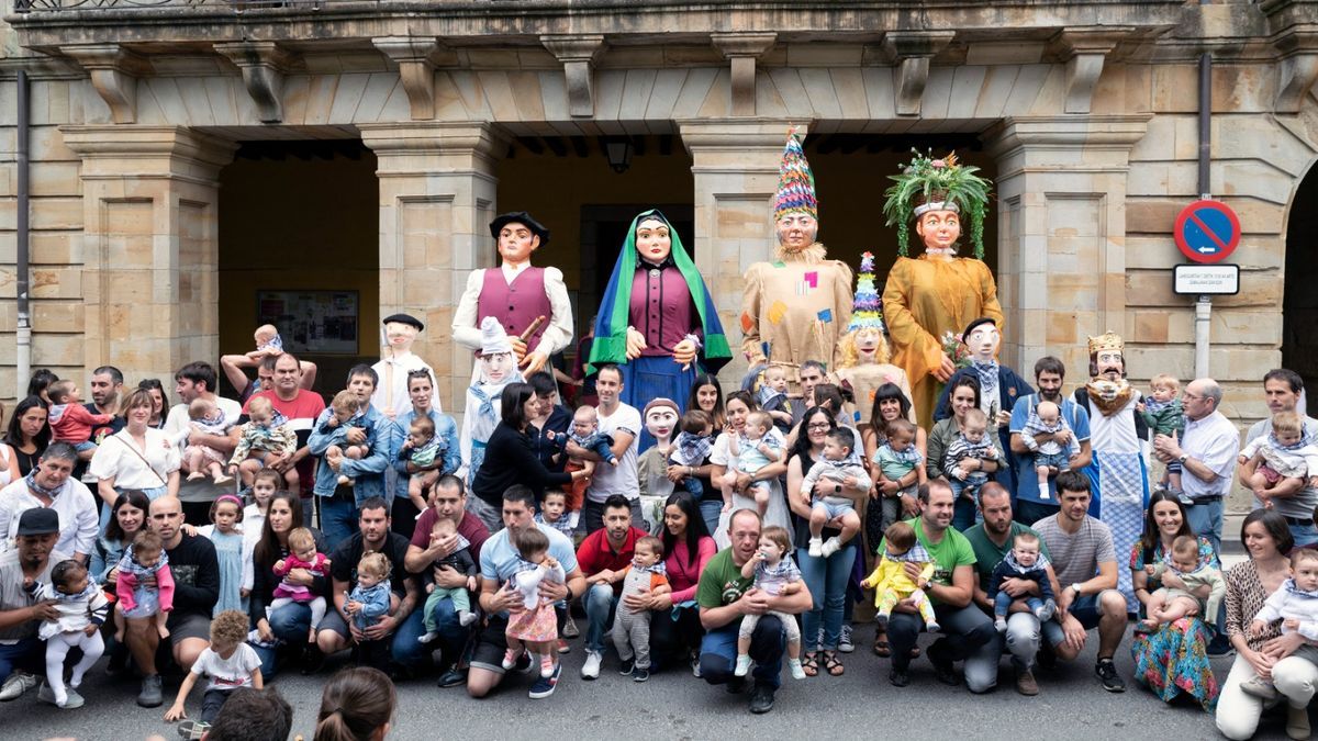 Foto de familia de la quinta de 2021 tras recibir sus pañuelos festivos.