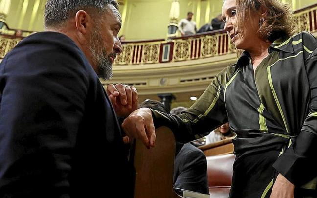 El presidente de Vox, Santiago Abascal, y la portavoz del PP, Cuca Gamarra, conversan ayer durante la sesi&oacute;n parlamentaria. | FOTO: EFE
