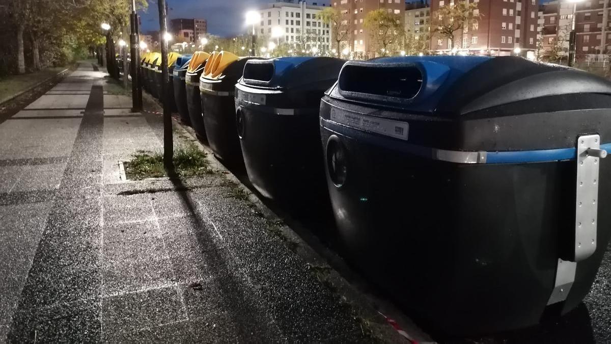 Contenedores en una calle de Vitoria