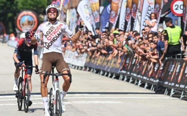 Bastien Tronchon celebra su victoria sobre Pavel Sivakov Bastien Tronchon celebra su victoria sobre Pavel Sivakov