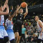 Nikola Radicevic lanza a canasta rodeado de jugadores rivales.